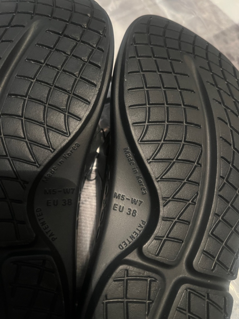 OOFOS Women’s Black Recovery Flip Sandals - Picture 6 of 7